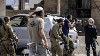 الاحتلال يغلق مدخل مخماس ومستوطنون يهاجمون مركبات المواطنين