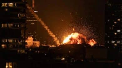 في موجة جديدة للحرس الثوري الايراني رداً على اغتيال لاريجاني: صواريخ انشطارية تضرب تل أبيب وتتسبب في حرائق واضرار