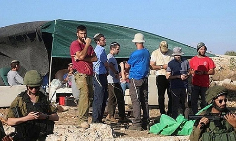 مستوطنون يصيبون مسنة وأولادها ويسرقون 30 رأسا من الأغنام شرق الخليل