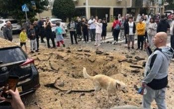 في رشقة صاروخية جديدة: تضرر عدة مباني بسقوط رؤوس عنقودية لصاروخ إيراني جنوب "تل أبيب"