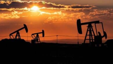 أسعار النفط تقترب من حاجز 120 دولارا للبرميل