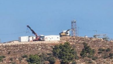 مستوطنون ينصبون "كرفانات" على أراضي قرية بيرين جنوب شرق الخليل