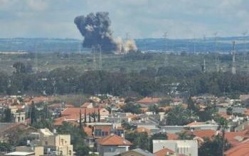 4 دفعات صاروخية ايرانية خلال 40 دقيقة.. استهداف محطة الكهرباء في الخضيرة وتعطّل الملاحة الجوية