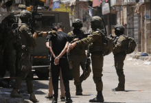 الاحتلال يعتقل ثلاثة مواطنين ويحتجز آخرين جنوب الخليل