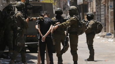الاحتلال يعتقل ثلاثة مواطنين ويحتجز آخرين جنوب الخليل
