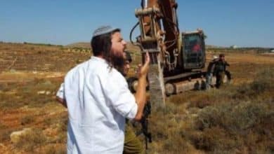 مستوطنون يجرفون أراضي المواطنين في مخماس