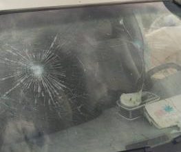 مستوطنون يعتدون على مركبة مواطن في الأغوار الشمالية