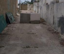 الاحتلال يضع مكعبات إسمنتية عند مداخل منازل المواطنين في دير بلوط