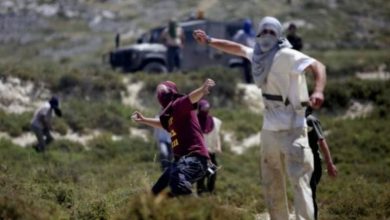 الأهالي يتصدون لهجوم مستوطنين في مخماس شمال القدس المحتلة