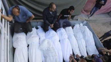 شهيد ومصابون جراء إلقاء طائرة للاحتلال قنبلة على مجموعة من المواطنين بحي الزيتون في مدينة غزة