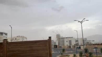 شظايا الصاروخ سقطت في 10 مواقع .. صاروخ إيراني انشطاري يضرب إيلات ويخلّف أضرارًا وإصابات