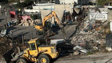 الاحتلال يهدم مصنعا لتشكيل الحديد ومنشآت صناعية أخرى في بلدة بيت أولا بالخليل