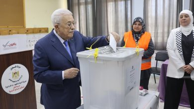 الرئيس محمود عباس يدلي بصوته في الانتخابات المحلية بمدينة البيرة