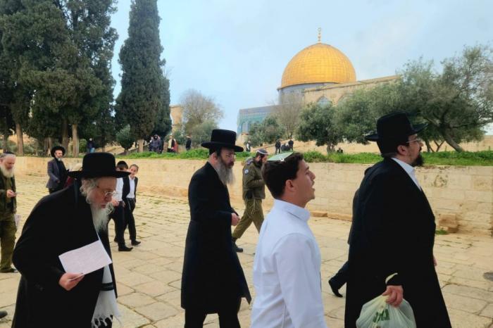 في تصعيد خطير لفرض وقائع جديدة.. الاحتلال يمدد أوقات اقتحامات المستوطنين للاقصى بعد اعادة فتحه