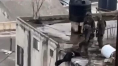 رئيس كوريا الجنوبية يعيد نشر فيديو لجنود الاحتلال وهم يلقون جثمان شهيد من سطح مبنى بالضفة الغربية