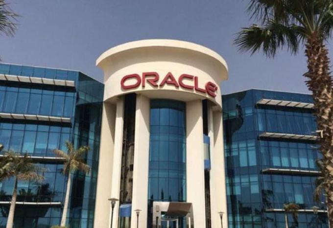 سقوط شظايا على مبنى شركة "أوراكل" في دبي