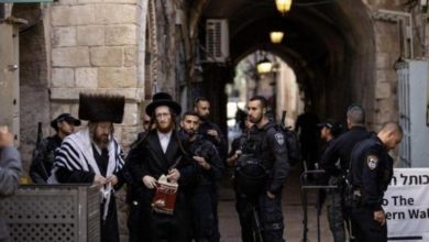 مستوطنون يؤدون طقوسا تلمودية عند باب الساهرة في القدس المحتلة