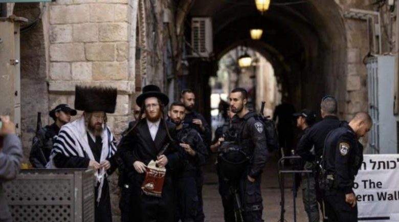 مستوطنون يؤدون طقوسا تلمودية عند باب الساهرة في القدس المحتلة