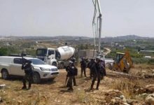 الاحتلال يردم بئر ماء في بلدة بيت أمر ويعتقل طفلا في يطا