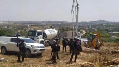 الاحتلال يردم بئر ماء في بلدة بيت أمر ويعتقل طفلا في يطا