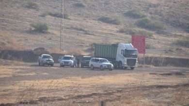 مستوطنون بحماية الاحتلال يحتجزون شاحنة في الأغوار الشمالية