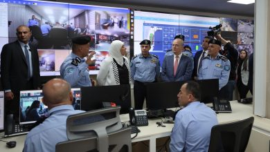 رئيس الوزراء يتفقد غرفة العمليات المركزية للشرطة لمتابعة سير عملية الاقتراع
