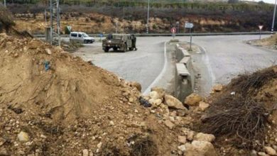 الاحتلال يغلق شارعاً في جبع جنوب جنين بالسواتر الترابية