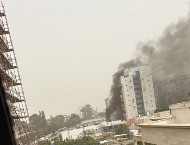 اصابات في صفوف المستوطنين جراء سقوط رؤوس عنقودية على حيفا وخليجها