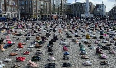 ساحة أمستردام تحتضن أحذية أطفال وأسماء صحفيي غزة الشهداء