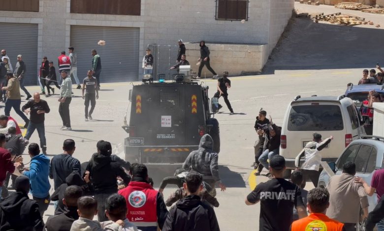 الاحتلال يعتدي على المشيعين لجنازة شهيدي المغير شرق رام الله