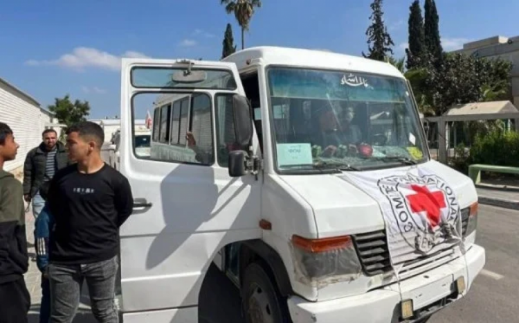 بالأسماء.. قوات الاحتلال تفرج عن 14 أسيرًا من قطاع غزة