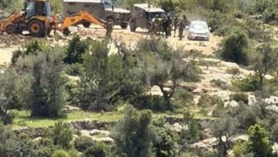 الاحتلال يستولي على جرافتين ويمنع شق طريق زراعي في دير غسّانة شمال غرب رام الله