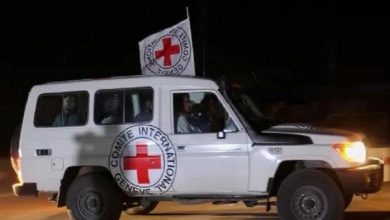 وصول 24 أسيرا محررا إلى مستشفى شهداء الأقصى وسط قطاع غزة