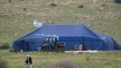 مستوطنون يهاجمون مواطنين ومنازل جنوب نابلس وينصبون خياماً في جالود