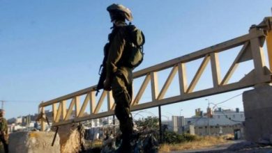 الاحتلال يغلق مدخلي طريقين في حوسان غرب بيت لحم