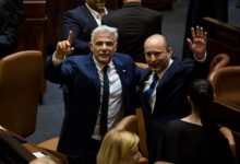 بينيت ولبيد يتّحدان بحزب واحد لخوض الانتخابات المقبلة معا