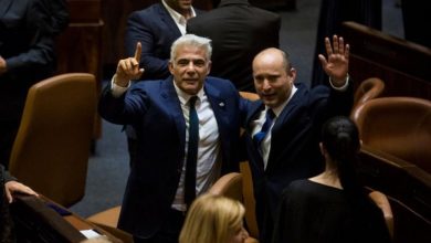 بينيت ولبيد يتّحدان بحزب واحد لخوض الانتخابات المقبلة معا