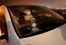 مستوطنون يهاجمون مركبات المواطنين عند مدخل دير دبوان شرق رام الله