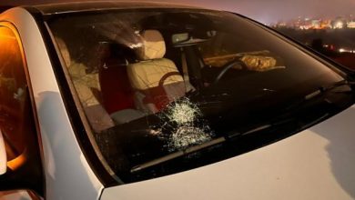 مستوطنون يهاجمون مركبات المواطنين عند مدخل دير دبوان شرق رام الله