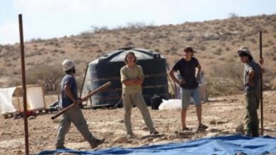 مستوطنون يهاجمون غرفة زراعية ويتلقون خزانات مياه في بيتا