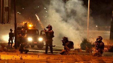 الاحتلال يطلق قنابل الغاز على سكان مخيم طولكرم خلال محاولتهم الوصول إلى منازلهم