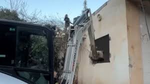الاحتلال يجبر مواطنا على هدم منزله في بلدة سلوان