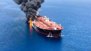 اشتعال النيران في سفينة تجارية شمال شرق قطر عقب استهدافها بمقذوف مجهول المصدر