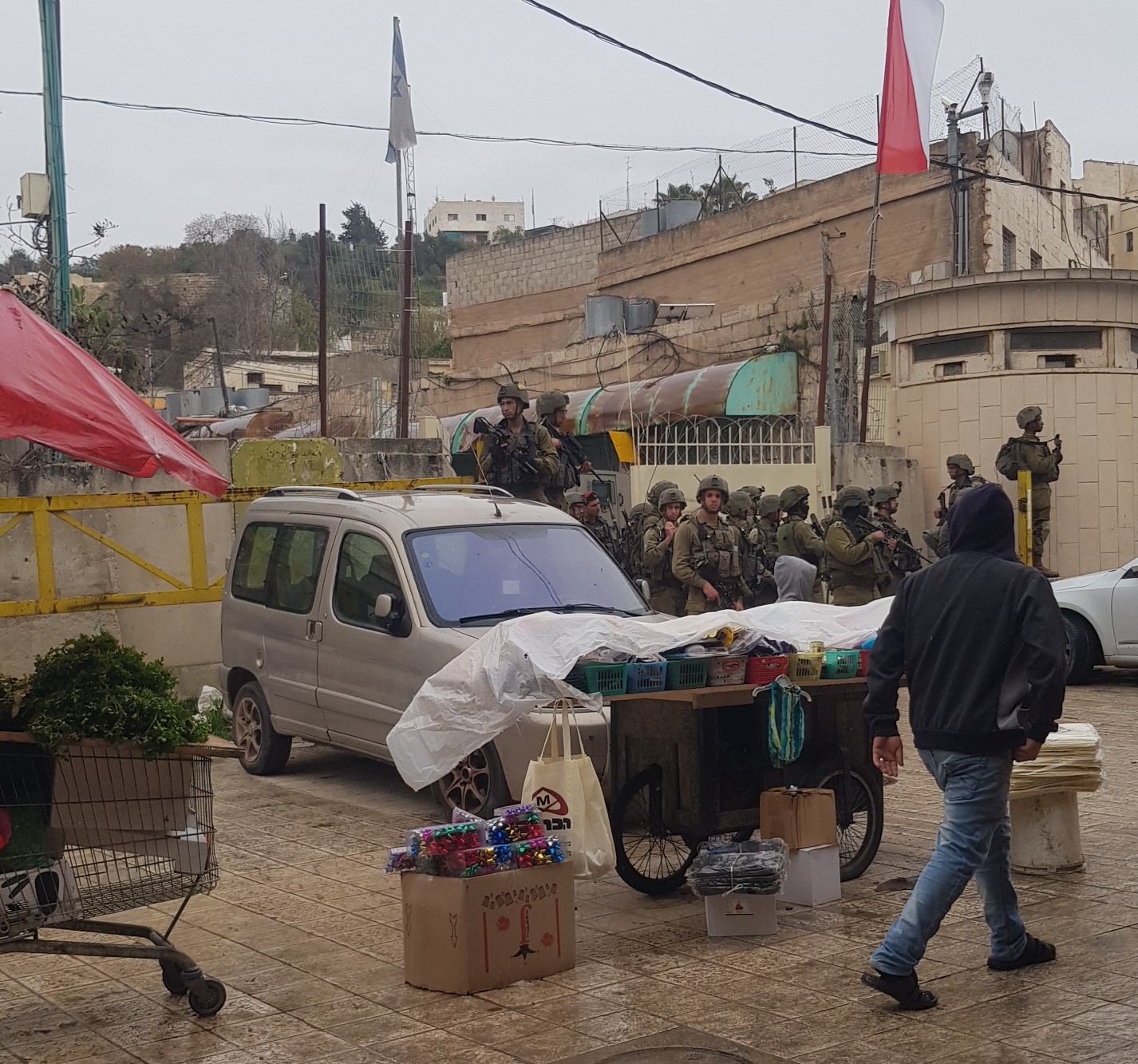 الاحتلال يعتقل 6 مواطنين ويعتدي على نساء وأطفال في الخليل الاحتلال يعتقل 6 مواطنين ويعتدي على نساء وأطفال في الخليل