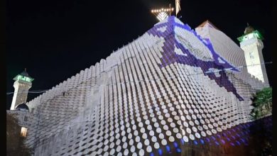 الأوقاف تدين إضاءة سلطات الاحتلال جدران الحرم الإبراهيمي بعلم الاحتلال