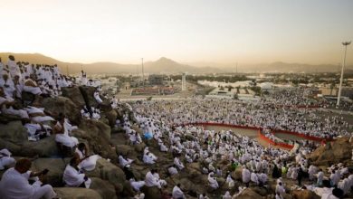 الحجاج يتوافدون إلى صعيد عرفات لأداء ركن الحج الأعظم