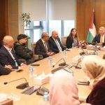 محافظ سلطة النقد يكرّم مستشارة إدارة المشاريع بمناسبة انتهاء مهام عملها محافظ سلطة النقد يكرّم مستشارة إدارة المشاريع بمناسبة انتهاء مهام عملها