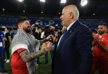 الرجوب يصافح مارادونا الصغير عقب نهاية اللقاء