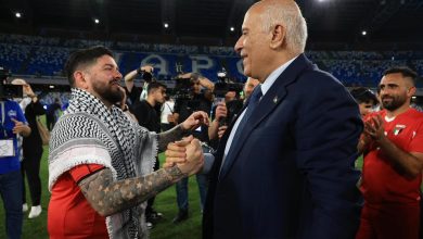 الرجوب يصافح مارادونا الصغير عقب نهاية اللقاء