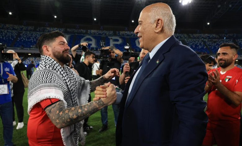 الرجوب يصافح مارادونا الصغير عقب نهاية اللقاء